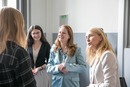 Dr. Ligia Deca und PD Dr. Aurelia Merlan im Austausch mit Studierenden